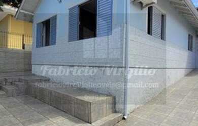 Imagem: A casa possui 3 Dormitórios, 2 Banheiros, 4 Vagas na garagem