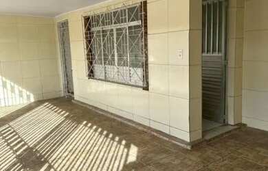 Imagem: A casa possui 4 Dormitórios, 2 Banheiros, 2 Vagas na garagem