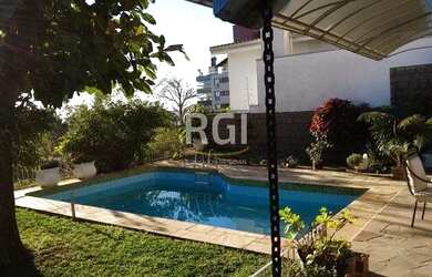 Imagem: A casa possui 3 Dormitórios, 3 Banheiros, 4 Vagas na garagem