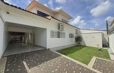 Imagem: A casa possui 4 Dormitórios, 3 Banheiros, 3 Vagas na garagem