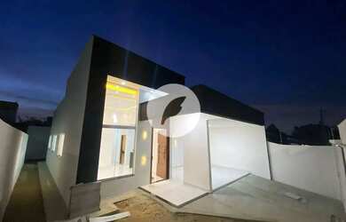 Imagem: A casa possui 3 Dormitórios, 3 Banheiros, 2 Vagas na garagem