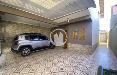 Imagem: A casa possui 4 Dormitórios, 2 Banheiros, 2 Vagas na garagem