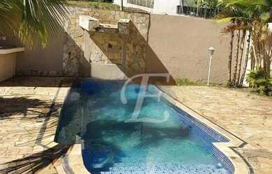 Imagem: A casa possui 4 Dormitórios, 5 Banheiros, 2 Vagas na garagem