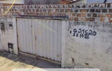 Imagem: A casa possui 3 Dormitórios, 2 Banheiros, 2 Vagas na garagem