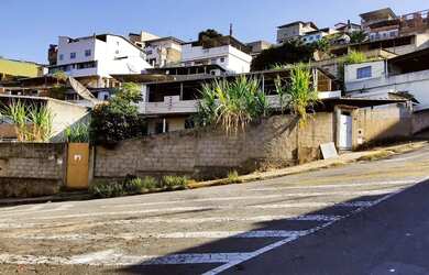 Imagem: A casa possui 4 Dormitórios, 3 Banheiros, 323m² de Área e