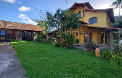 Imagem: A casa possui 4 Dormitórios, 3 Banheiros, 3 Vagas na garagem