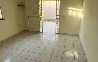 Imagem: A casa possui 2 Dormitórios, 1 Banheiro, 2 Vagas na garagem