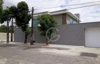 Imagem: A casa possui 4 Dormitórios, 5 Banheiros, 5 Vagas na garagem