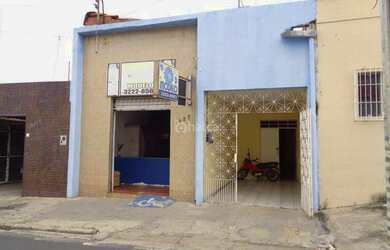 Imagem: A casa possui 4 Dormitórios, 2 Banheiros, 1 Vaga na garagem