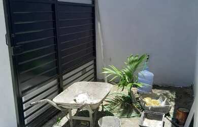 Imagem: A casa possui 2 Dormitórios, 2 Banheiros, 2 Vagas na garagem