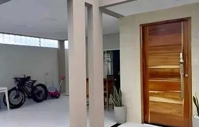 Imagem: A casa possui 3 Dormitórios, 2 Banheiros e 2 Vagas na garagem