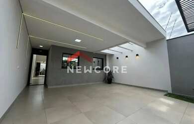 Imagem: A casa possui 3 Dormitórios, 1 Banheiro, 2 Vagas na garagem