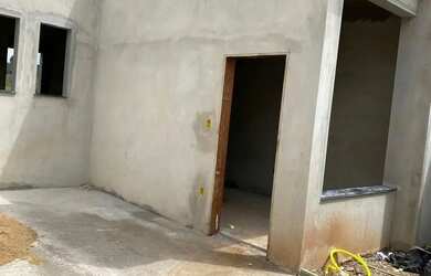 Imagem: A casa possui 2 Dormitórios, 2 Banheiros, 2 Vagas na garagem