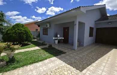 Imagem: A casa possui 3 Dormitórios, 2 Banheiros, 2 Vagas na garagem