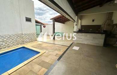 Imagem: A casa possui 3 Dormitórios, 4 Banheiros, 2 Vagas na garagem