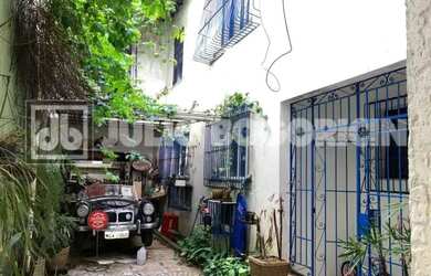 Imagem: A casa possui 5 Dormitórios, 4 Banheiros, 3 Vagas na garagem