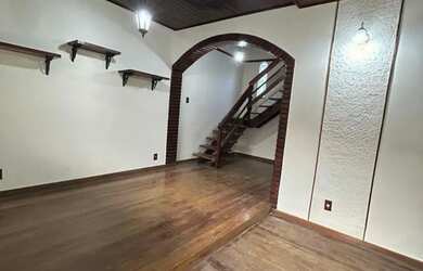 Imagem 8: Exclusiva Casa Triplex com Acabamento em Ipê, Rua Mario Hue, S/N, com entrada também pela