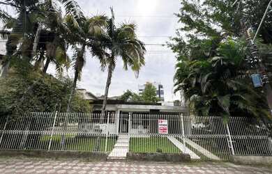 Imagem: A casa possui 3 Dormitórios, 1 Banheiro, 1 Vaga na garagem