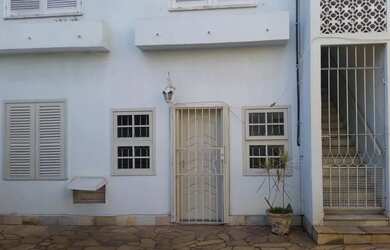 Imagem: A casa possui 1 Dormitório, 2 Banheiros, 1 Vaga na garagem