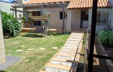 Imagem: A casa possui 3 Dormitórios, 2 Banheiros, 2 Vagas na garagem