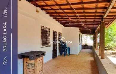 Imagem: A casa possui 4 Dormitórios, 2 Banheiros, 3 Vagas na garagem