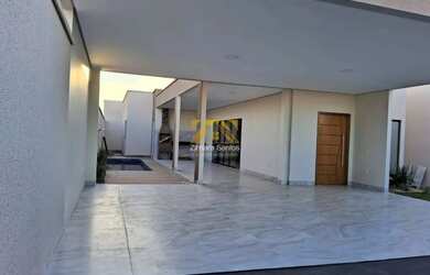 Imagem: A casa possui 3 Dormitórios, 3 Banheiros, 4 Vagas na garagem