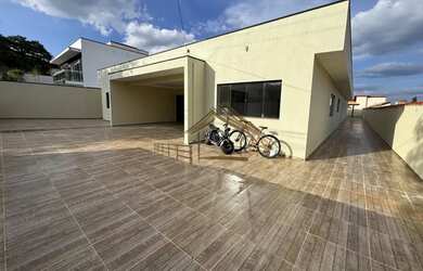 Imagem: A casa em condomínio possui 5 Dormitórios, 4 Banheiros, 4