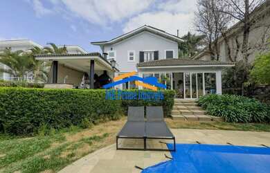 Imagem: A casa em condomínio possui 3 Dormitórios, 5 Banheiros e 535m²