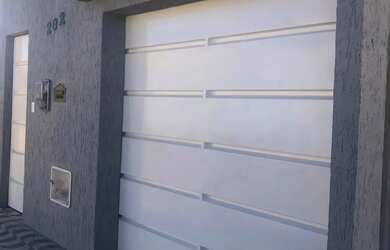 Imagem: A casa possui 3 Dormitórios, 2 Banheiros, 2 Vagas na garagem