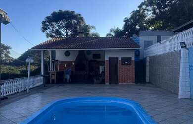 Imagem: A casa possui 5 Dormitórios, 5 Banheiros, 4 Vagas na garagem