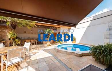 Imagem: A casa possui 3 Dormitórios, 5 Banheiros, 5 Vagas na garagem