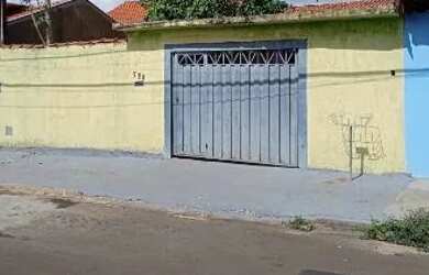 Imagem: A casa possui 3 Dormitórios, 2 Banheiros, 4 Vagas na garagem