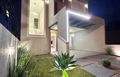 Imagem: A casa possui 3 Dormitórios, 3 Banheiros, 2 Vagas na garagem