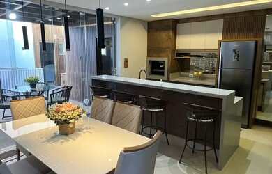 Imagem: A casa possui 3 Dormitórios, 5 Banheiros, 2 Vagas na garagem