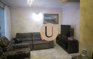 Imagem: A casa possui 3 Dormitórios, 2 Banheiros, 2 Vagas na garagem