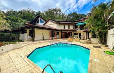 Imagem: A casa em condomínio possui 4 Dormitórios, 5 Banheiros, 3