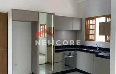 Imagem: A casa possui 3 Dormitórios, 2 Banheiros, 3 Vagas na garagem