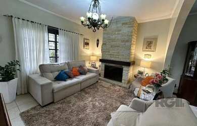 Imagem: A casa possui 3 Dormitórios, 2 Banheiros, 2 Vagas na garagem