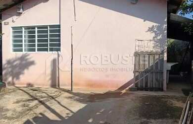 Imagem: A casa possui 2 Dormitórios, 1 Banheiro, 2 Vagas na garagem