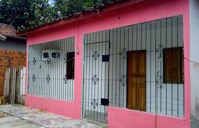 Imagem: A casa possui 3 Dormitórios, 1 Banheiro e está localizado