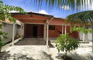 Imagem: A casa possui 3 Dormitórios, 2 Banheiros e 3 Vagas na garagem