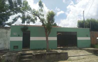 Imagem: A casa possui 3 Dormitórios, 2 Banheiros, 5 Vagas na garagem