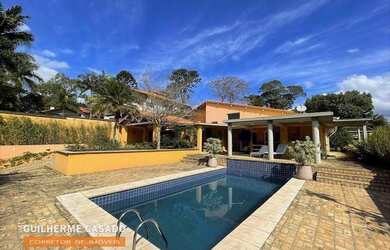 Imagem: A casa possui 3 Dormitórios, 3 Banheiros, 4 Vagas na garagem