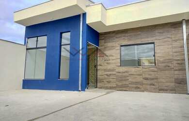 Imagem: A casa possui 3 Dormitórios, 1 Banheiro, 2 Vagas na garagem