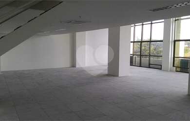 Imagem: O depósito possui 5 Vagas na garagem, 173m² de Área e está