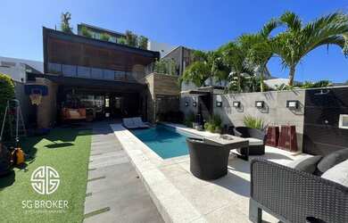 Imagem: A casa em condomínio possui 4 Dormitórios, 5 Banheiros, 2