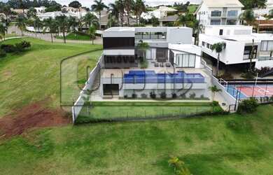 Imagem: A casa em condomínio possui 4 Dormitórios, 5 Banheiros, 5