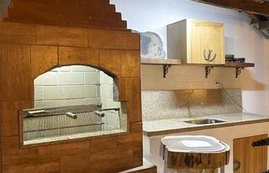 Imagem: A casa possui 2 Dormitórios e 4 Vagas na garagem e está localizado