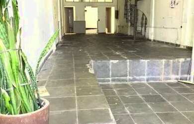 Imagem: O depósito possui 1 Vaga na garagem, 140m² de Área e está