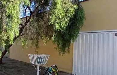 Imagem: A casa possui 4 Dormitórios, 3 Banheiros, 3 Vagas na garagem